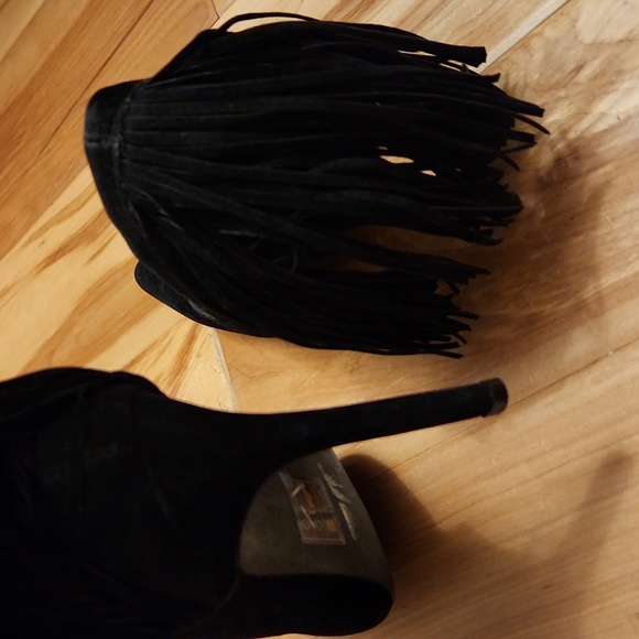 CUTE HEELS - Bebe BlackPointed toe Pumps with fringe EUC - Picture 3 of 4